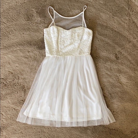 White Dress Size 5/6 - Picture 1 of 8